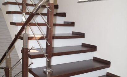 Stopnie na betonie z metalowymi balustradami