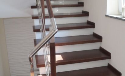 Stopnie na betonie z metalowymi balustradami