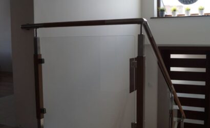 Stopnie na betonie ze szklanymi balustradami