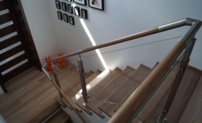 Stopnie na betonie ze szklanymi balustradami