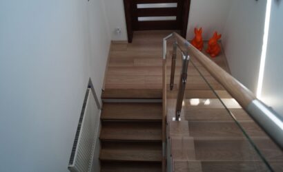 Stopnie na betonie ze szklanymi balustradami