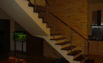 Stopnie na betonie z metalowymi balustradami