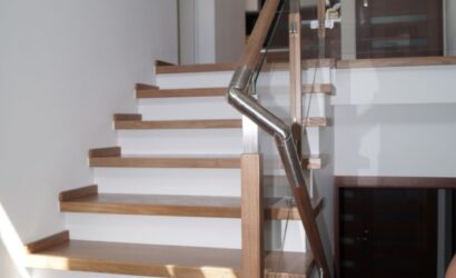 Stopnie na betonie ze szklanymi balustradami