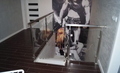 Stopnie na betonie ze szklanymi balustradami