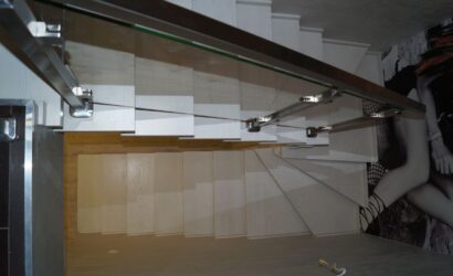 Stopnie na betonie ze szklanymi balustradami