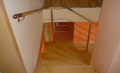 Schody bolcowe ze metalowymi balustradami