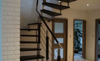 Schody bolcowe ze metalowymi balustradami