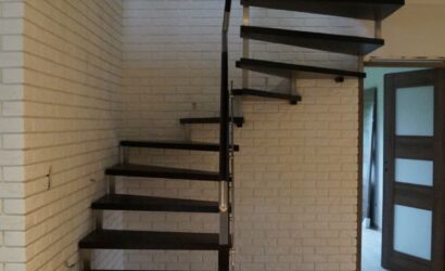 Schody bolcowe ze metalowymi balustradami