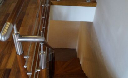 Schody bolcowe ze metalowymi balustradami