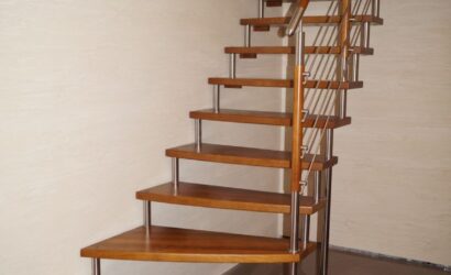 Schody bolcowe ze metalowymi balustradami