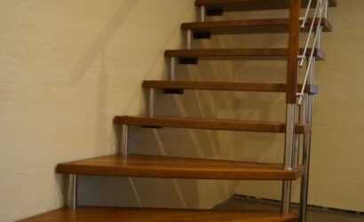 Schody bolcowe ze metalowymi balustradami