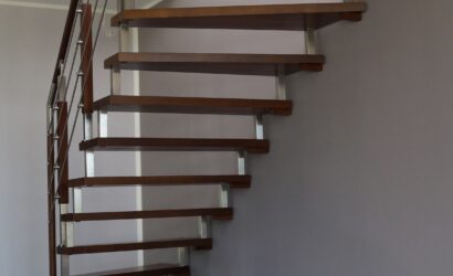 Schody bolcowe ze metalowymi balustradami