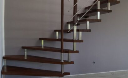 Schody bolcowe ze metalowymi balustradami