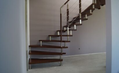 Schody bolcowe ze metalowymi balustradami