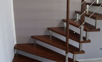 Schody bolcowe ze metalowymi balustradami