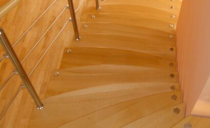 Schody bolcowe ze metalowymi balustradami