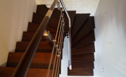 Schody bolcowe ze metalowymi balustradami