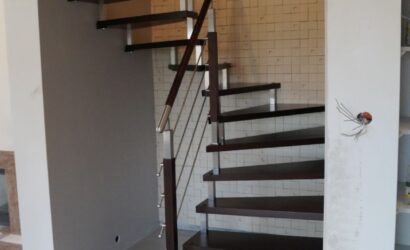 Schody bolcowe ze metalowymi balustradami