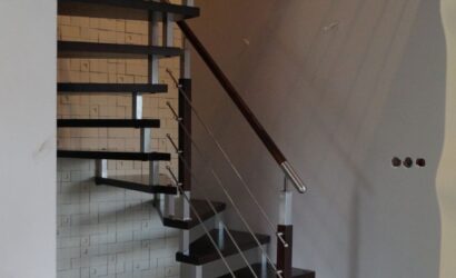 Schody bolcowe ze metalowymi balustradami