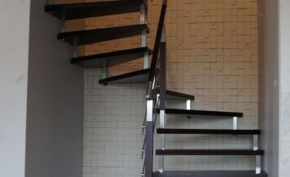 Schody bolcowe ze metalowymi balustradami