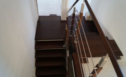 Schody bolcowe ze metalowymi balustradami