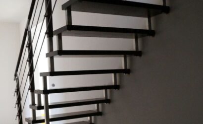 Schody bolcowe ze metalowymi balustradami