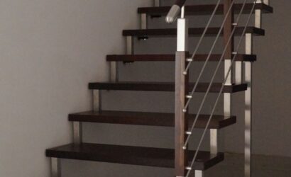 Schody bolcowe ze metalowymi balustradami