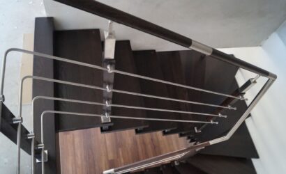 Schody bolcowe ze metalowymi balustradami
