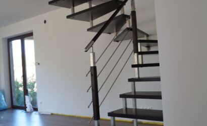 Schody bolcowe ze metalowymi balustradami