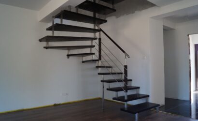 Schody bolcowe ze metalowymi balustradami