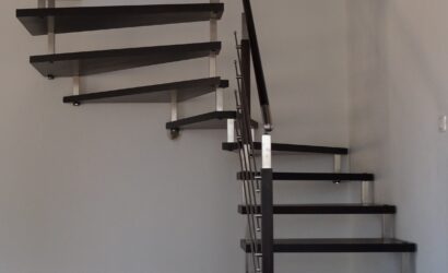 Schody bolcowe ze metalowymi balustradami