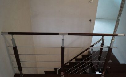 Schody bolcowe ze metalowymi balustradami