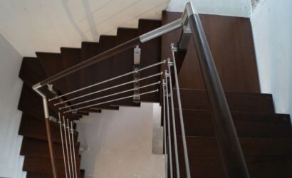 Schody bolcowe ze metalowymi balustradami