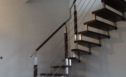 Schody bolcowe ze metalowymi balustradami