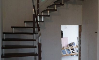 Schody bolcowe ze metalowymi balustradami