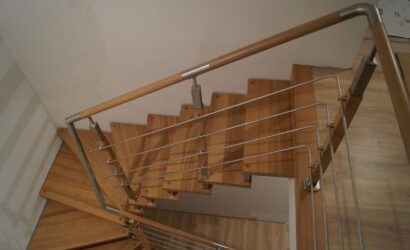 Schody bolcowe ze metalowymi balustradami
