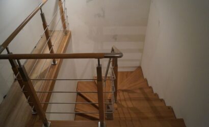 Schody bolcowe ze metalowymi balustradami