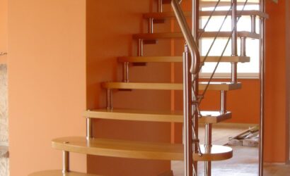 Schody bolcowe ze metalowymi balustradami