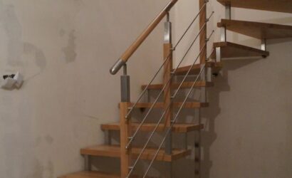 Schody bolcowe ze metalowymi balustradami