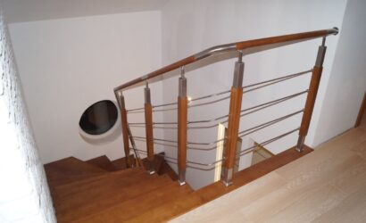 Schody bolcowe ze metalowymi balustradami