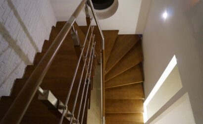 Schody bolcowe ze metalowymi balustradami