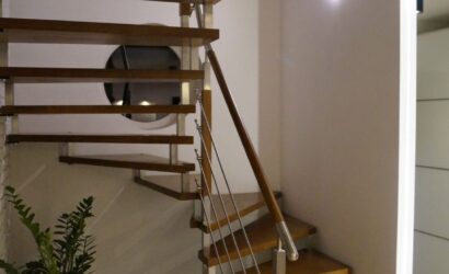 Schody bolcowe ze metalowymi balustradami