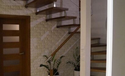 Schody bolcowe ze metalowymi balustradami