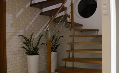 Schody bolcowe ze metalowymi balustradami
