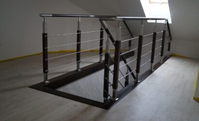 Schody bolcowe ze metalowymi balustradami