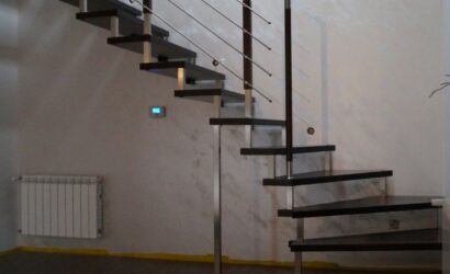 Schody bolcowe ze metalowymi balustradami