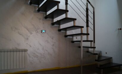 Schody bolcowe ze metalowymi balustradami