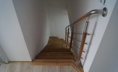 Schody bolcowe ze metalowymi balustradami