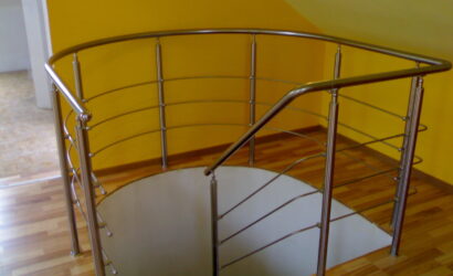 Schody bolcowe ze metalowymi balustradami