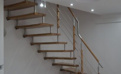 Schody bolcowe ze metalowymi balustradami